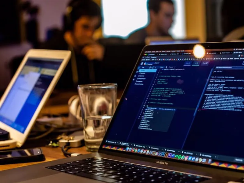 Sviluppatori al lavoro su un editor di codice